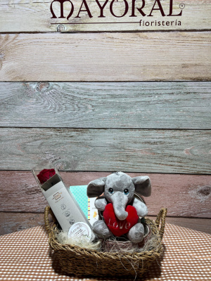 Cesta con peluche, rosa preservada y bombones