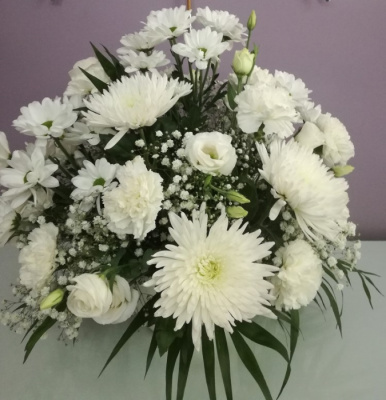 Centro variado de claveles, margaritas, lisianthus y anastasias con paniculata REF 003