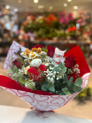 Ramo rosas con peluche y bombones.