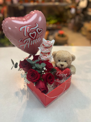 Corazón caja con rosas naturales.